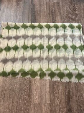Bindya New York Lightweight Green and Cream wool blend Scarf